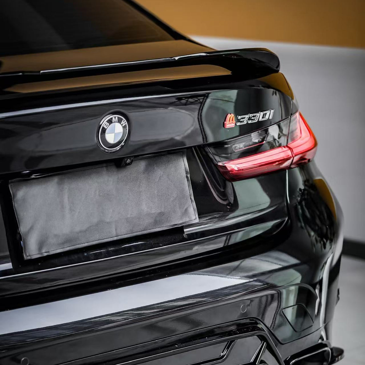 3 Series - G20 Facelift: Gloss Black LED Body Kit 22+