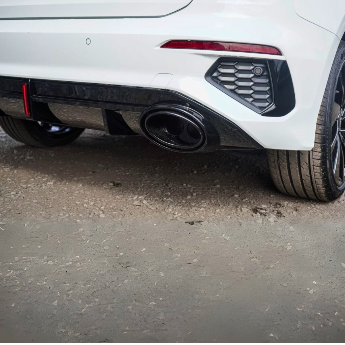 A3 - 8Y/8YS: Gloss Black RS3 Style LED Diffuser with Black Exhaust Tips 21-24