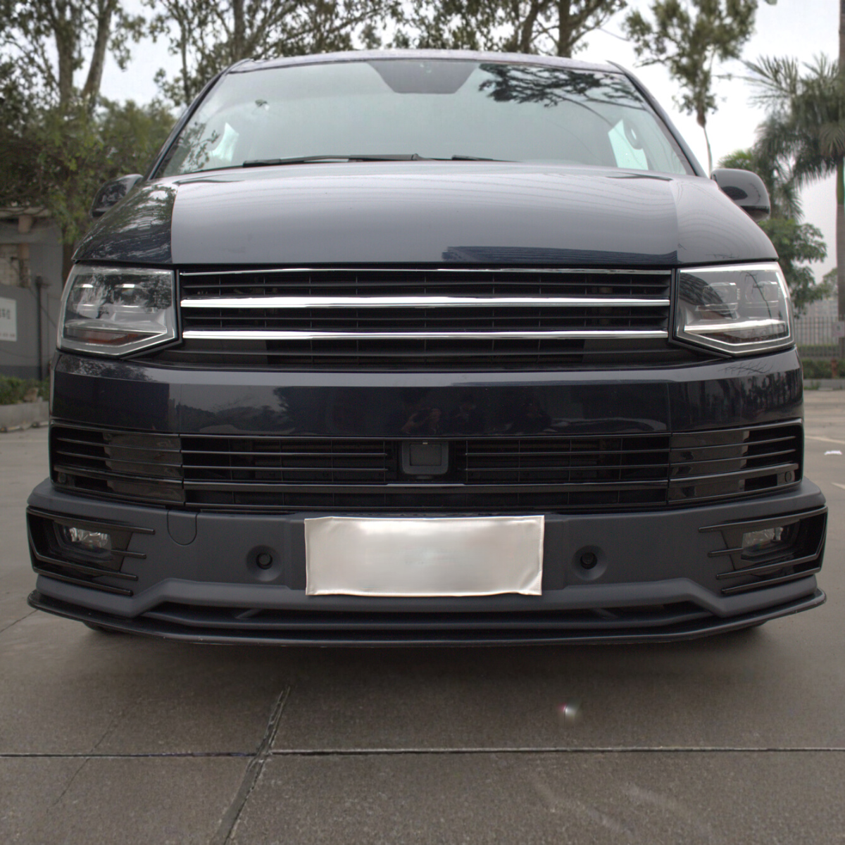 Transporter - T6: Gloss Black Lower Grill with ACC Radar 15-19
