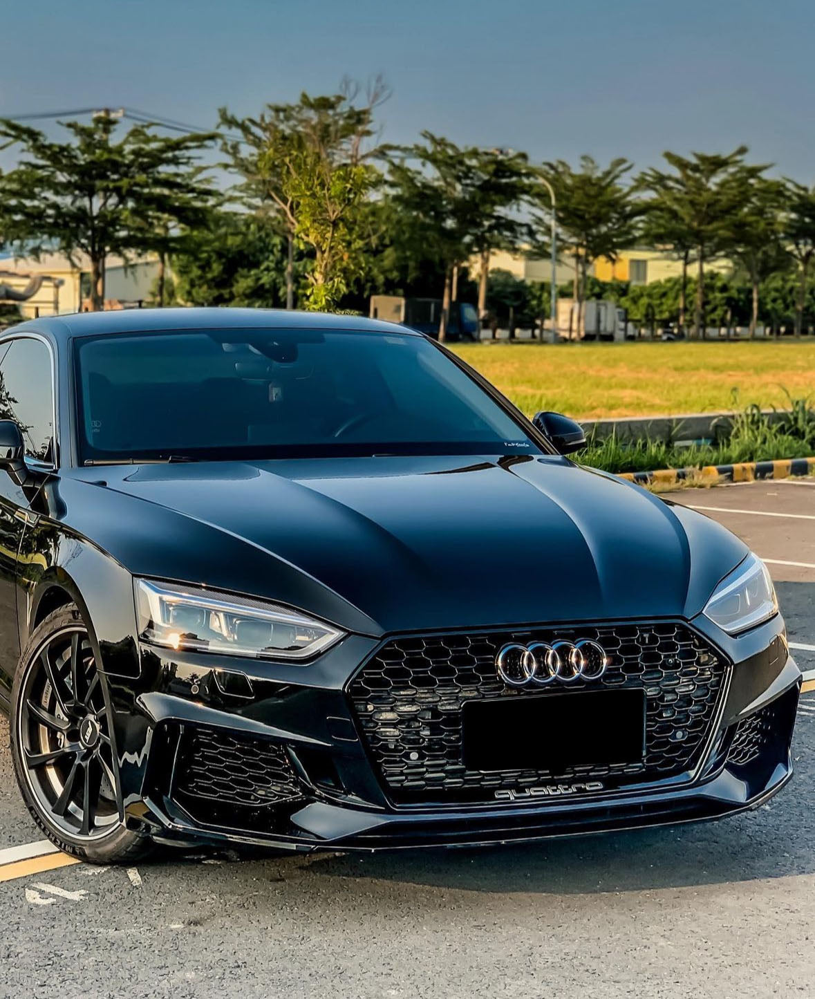 A5 - B9: Gloss Black RS Honeycomb Quattro Grill 17-20