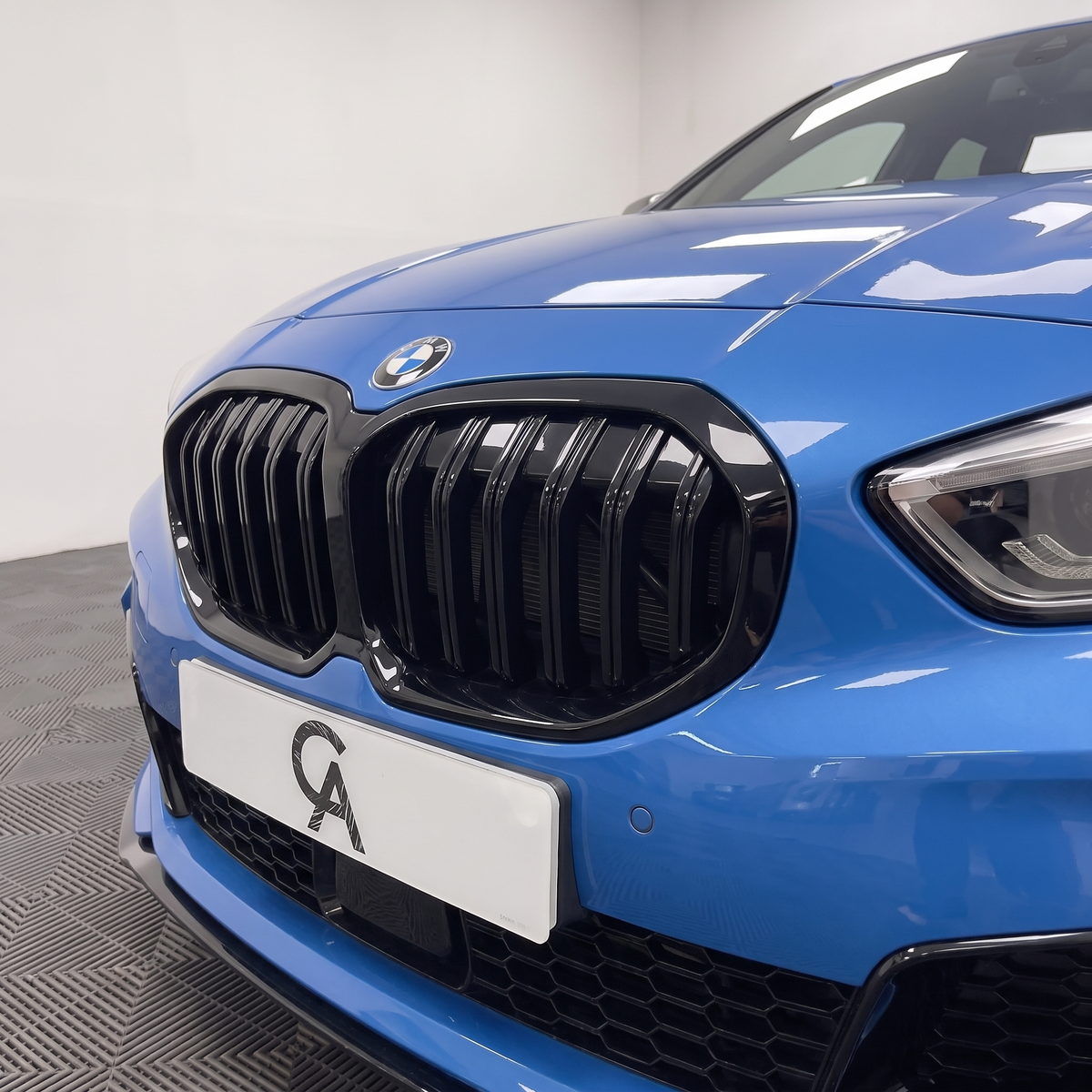 1 Series - F40: Gloss Black Grill Double Slat 20-24