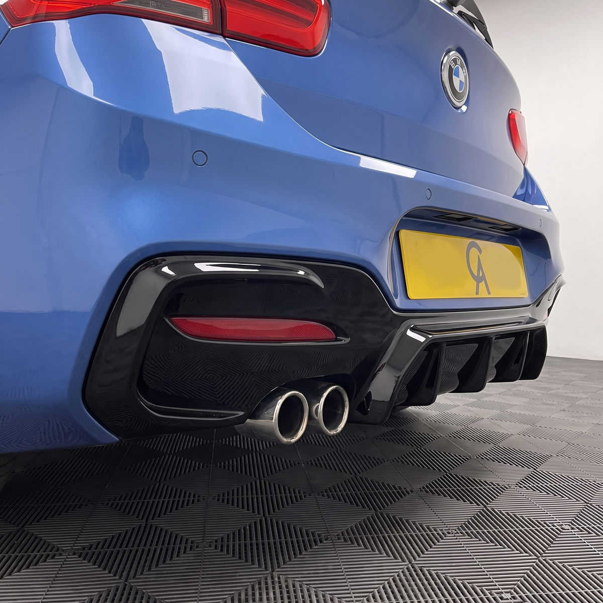 1 Series - F20/F21 Facelift: Gloss Black Twin Exhaust Diffuser 15-19