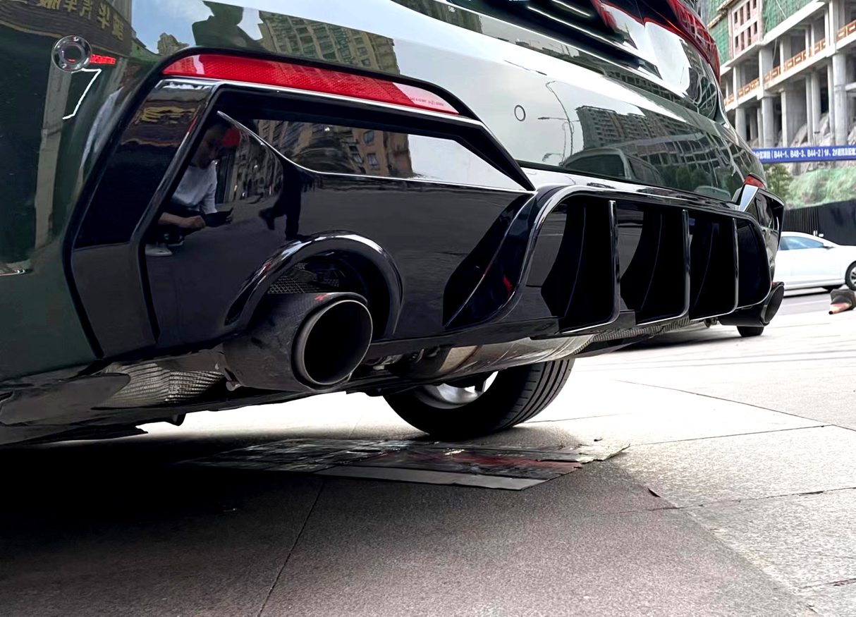 BMW 4 Series G22 Rear Diffuser Gloss Black – Carbon Accents