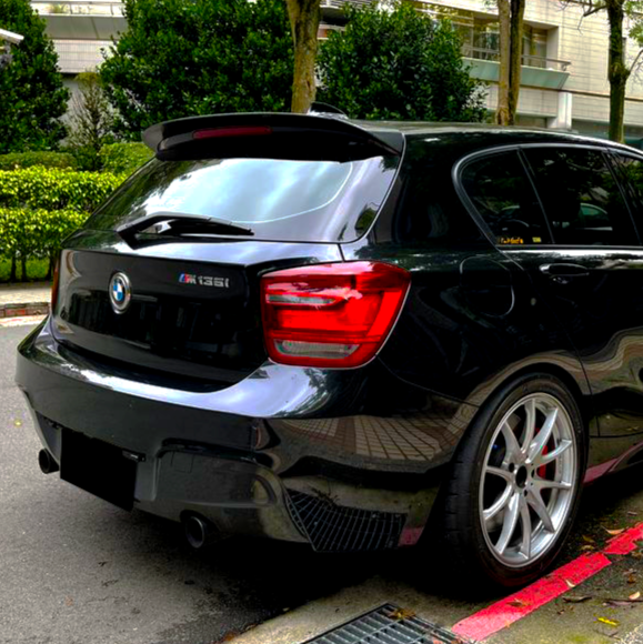 1 Series - F20/F21: Gloss Black 3D Style Spoiler 12-19