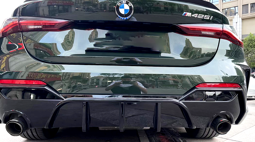 BMW 4 Series G22 Rear Diffuser Gloss Black – Carbon Accents