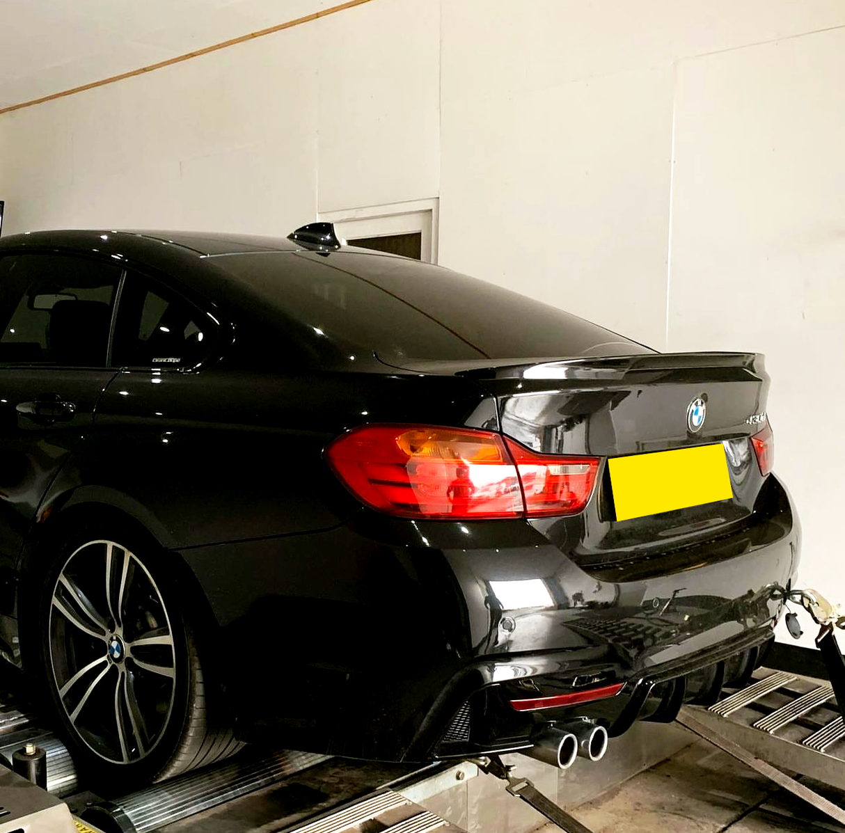 4 Series - F32/F33/F36: Gloss Black Twin Exhaust Diffuser 14-20